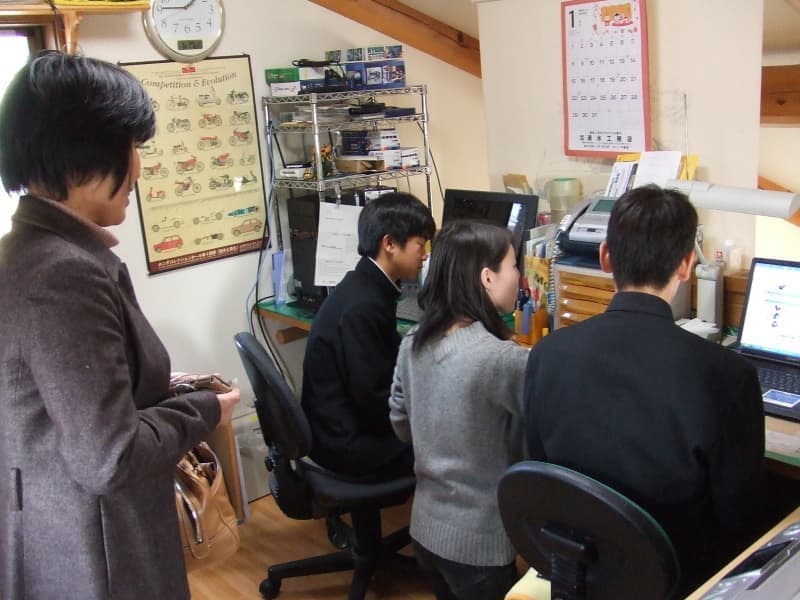 中学校の先生(左)も見学に来ます。
